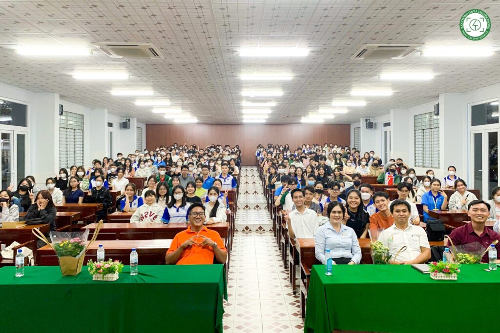 Workshop “TRÒ CHUYỆN CÙNG CỰU SINH VIÊN TRƯỜNG KINH TẾ” chia sẻ về kinh nghiệm chinh phục học bổng ngắn hạn